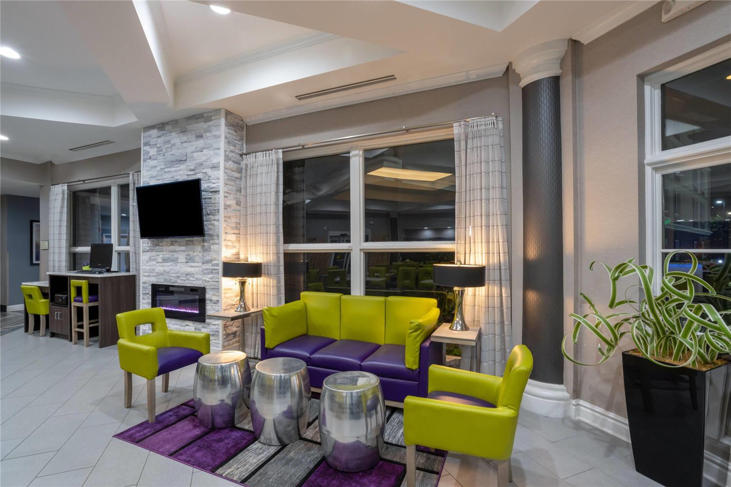 La Quinta Inn & Suites by Wyndham Birmingham Hoover 25/43