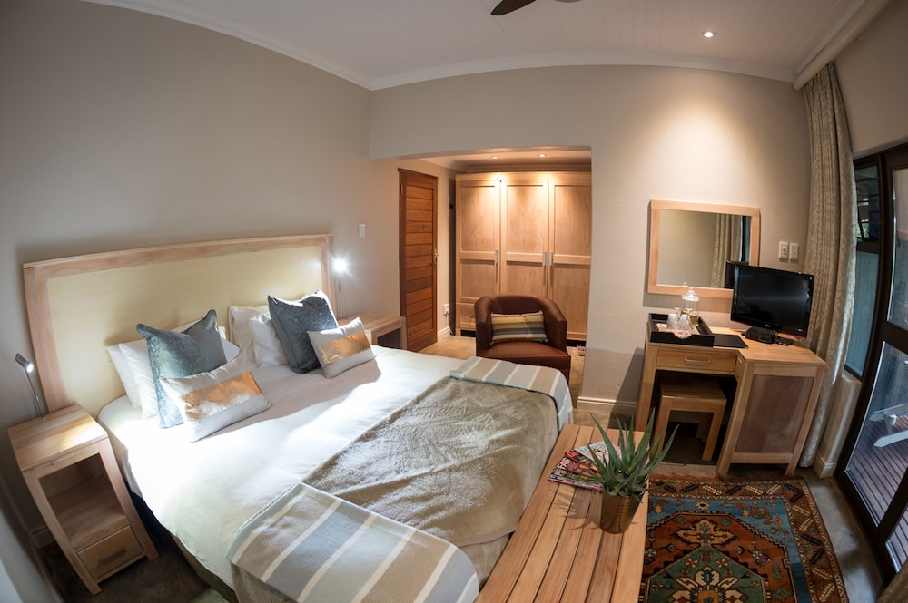 The Hilton Bush Lodge 6/45