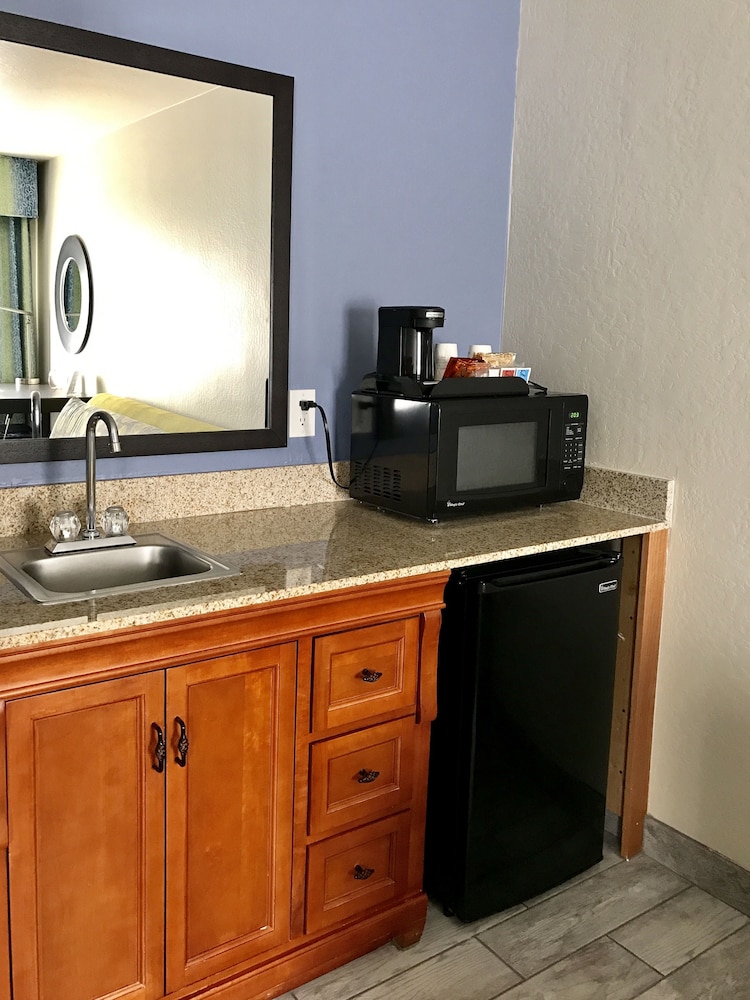 Days Inn & Suites by Wyndham East Flagstaff 32/36