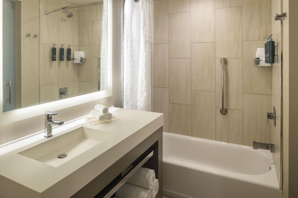 غرفة بسريرين كوين بإطلالة على البحيرة في طابق مرتفع، Hilton Cleveland Downtown 8/10