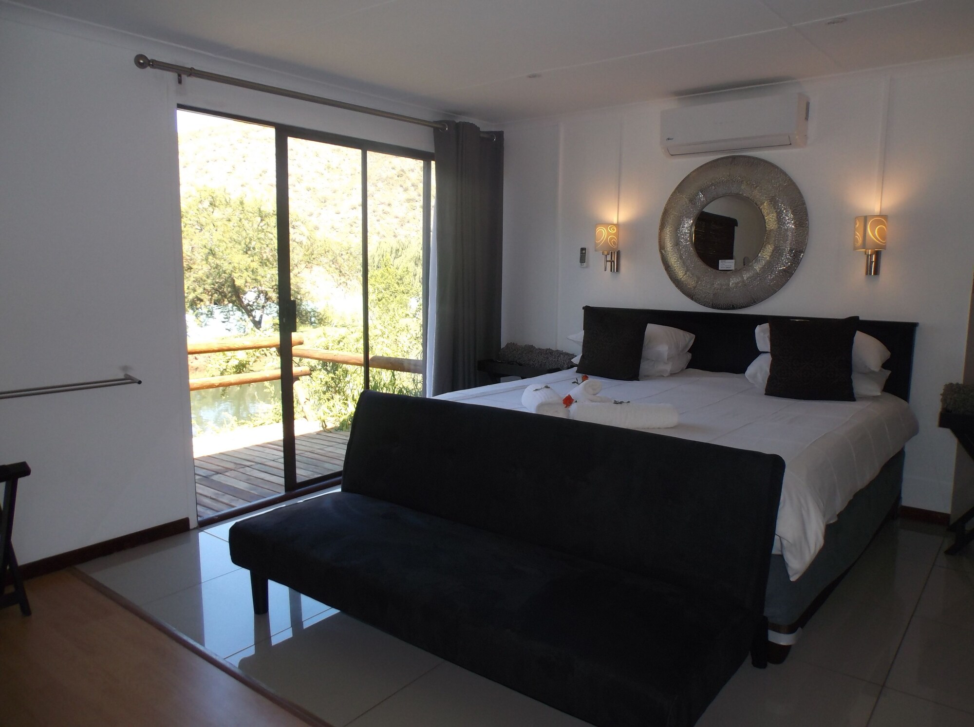 HONEYMOON, CABIN