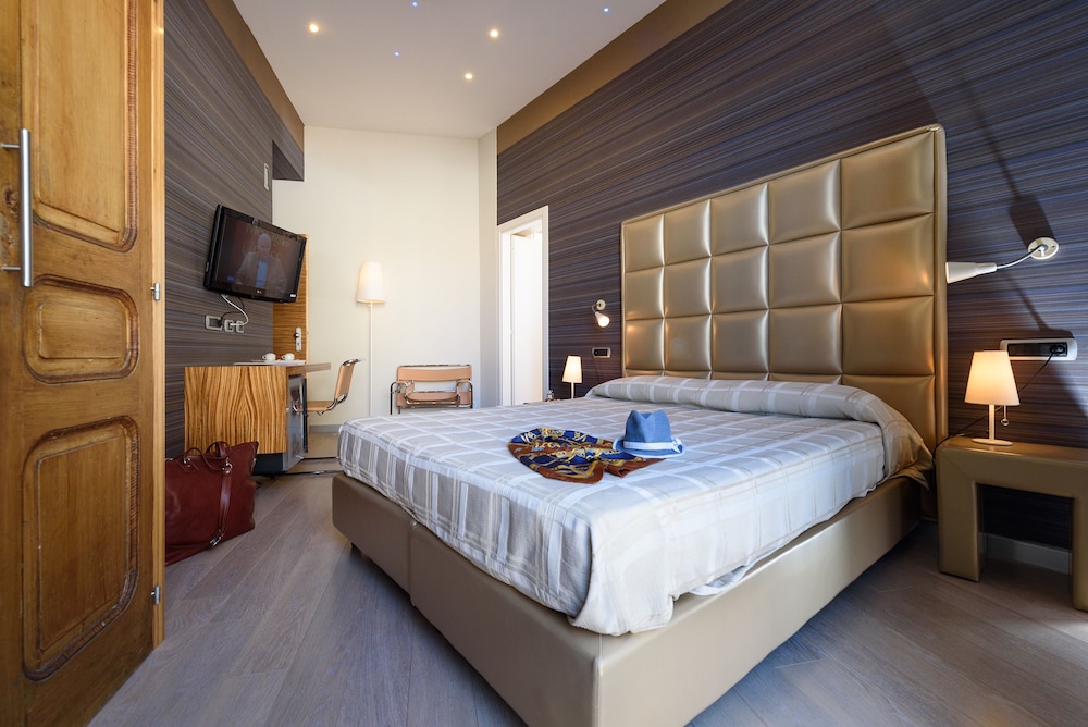 CLASSIC, DOUBLE BED, PARTIAL SEA VIEW