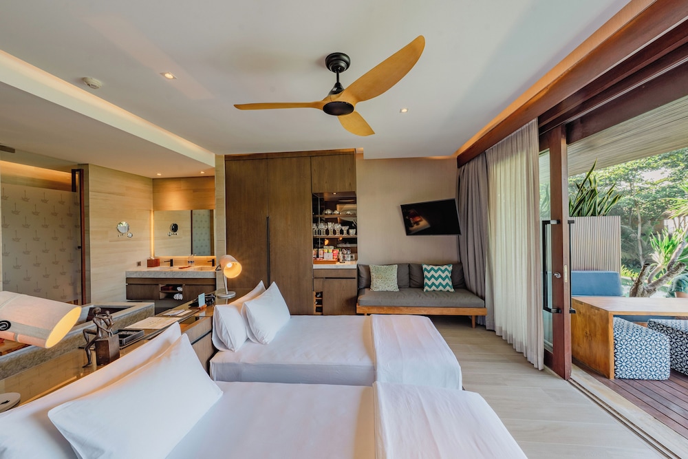 Pool, Suite, Queen Bed, Beach Front