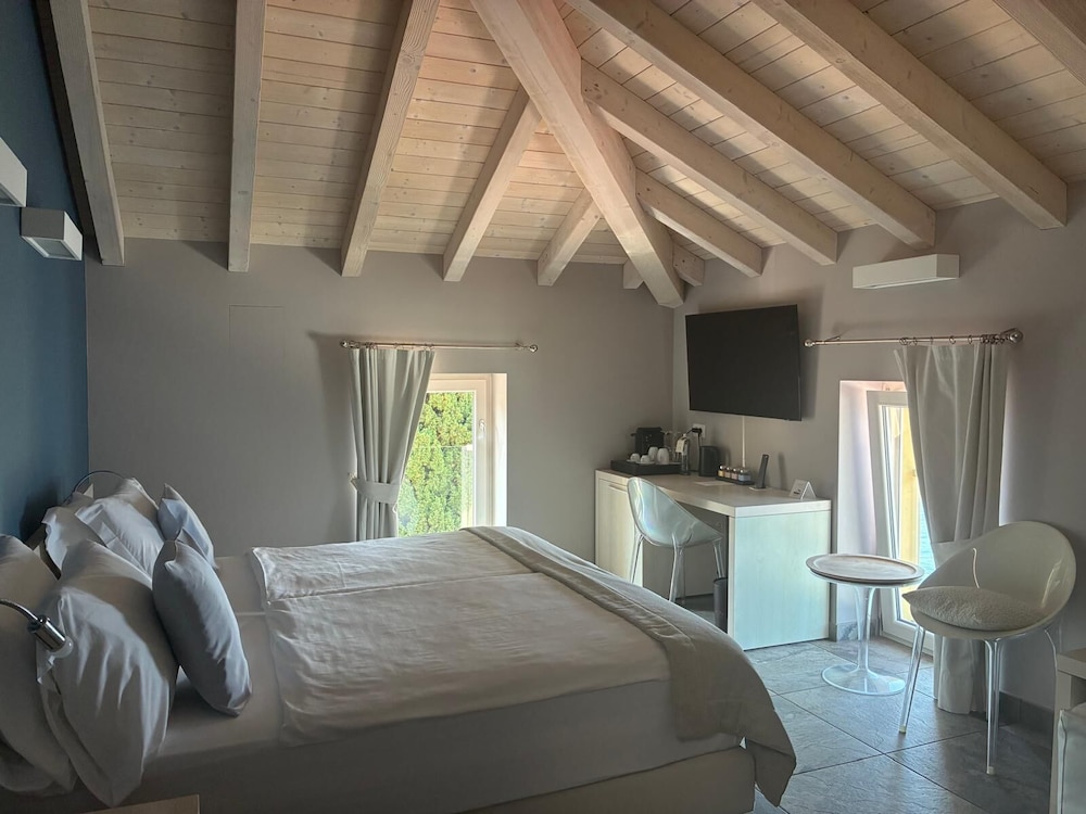 جناح عائلي بريستيج بفراش فوتون وسريرين مزدوجين بإطلالة على البحيرة، Relais Villa Porta 3/9
