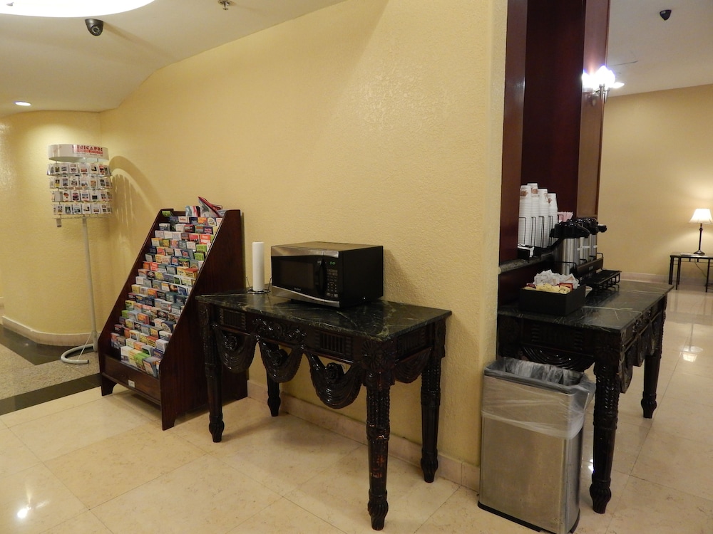 North Miami Beach Gardens Inn & Suites 37/42