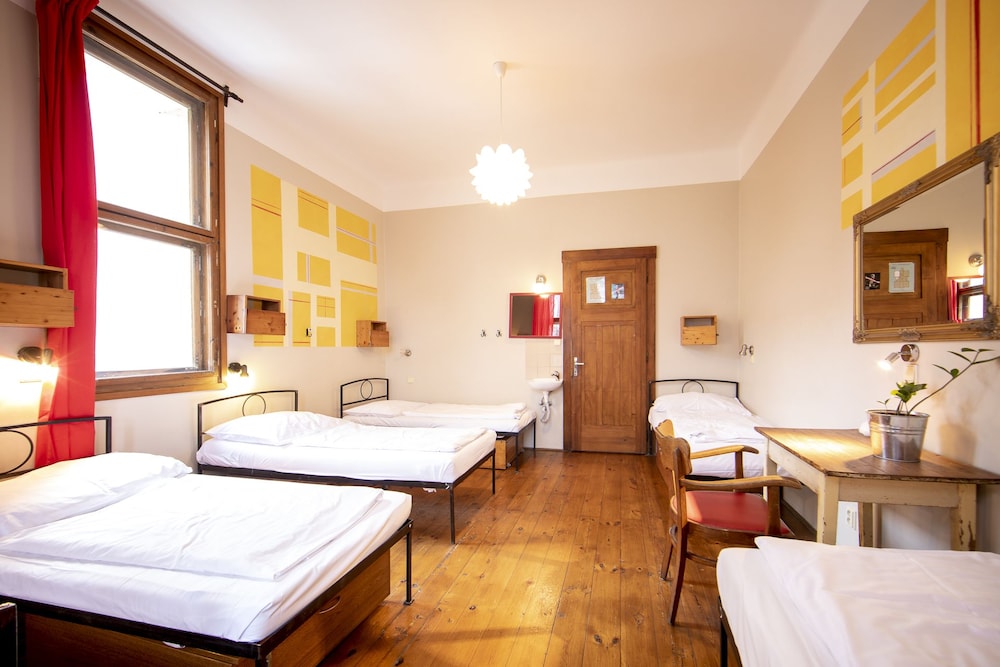 Sir Toby Apos S Hostel 24/70