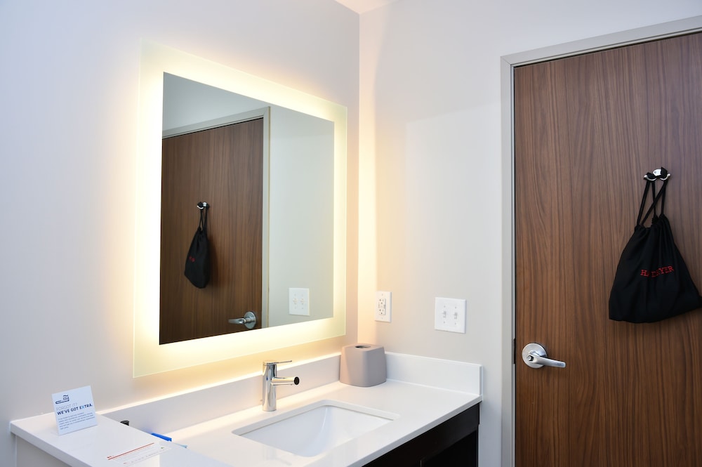 Holiday Inn Express and Suites Bensenville OHare 16/41