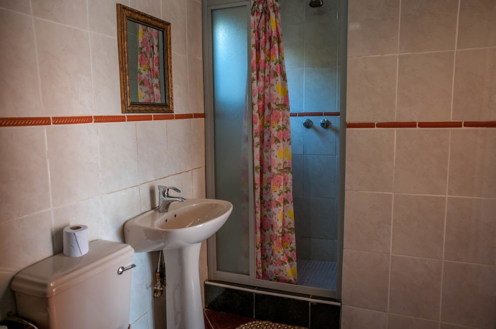 Woodlands Lodge & Tours 48/50
