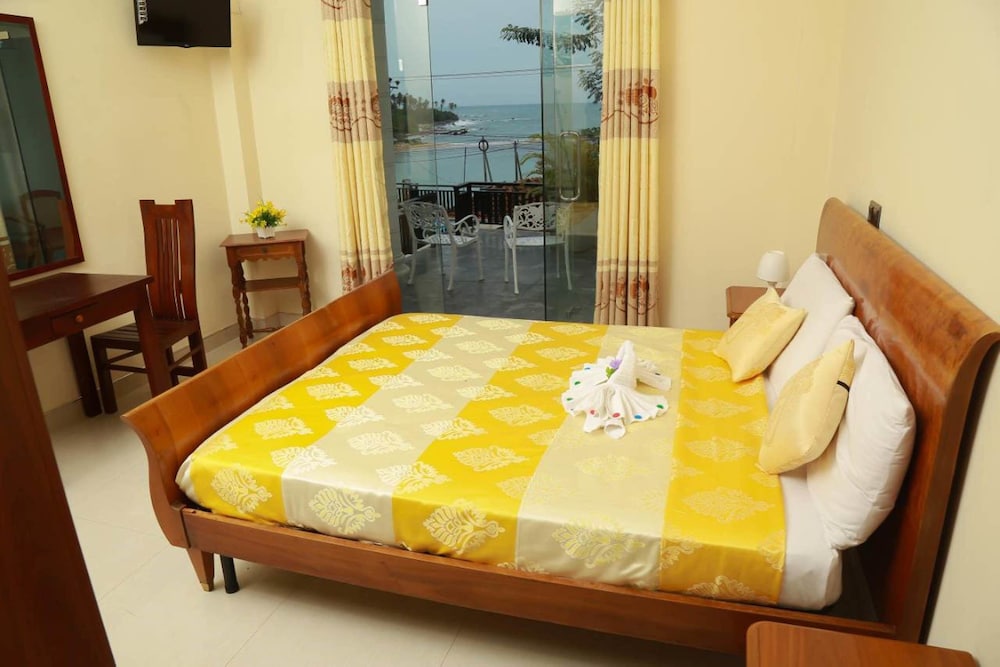 Queens Beach Hotel 20/50