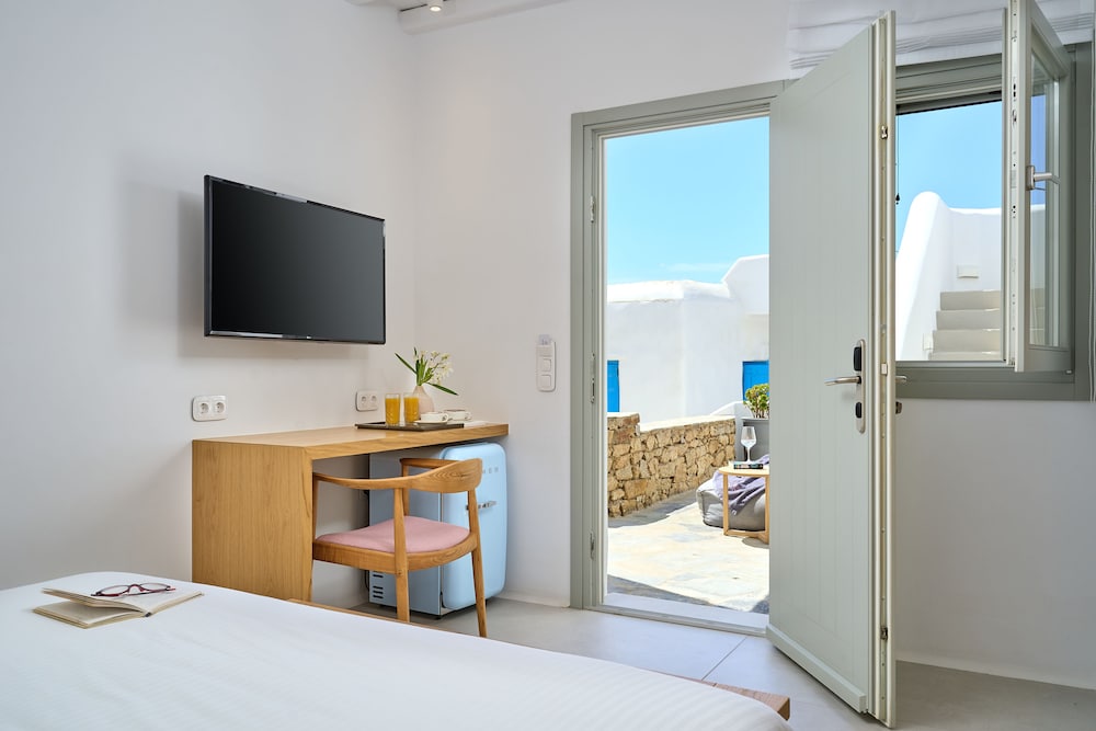 Adorno Beach Hotel and Suites 24/76