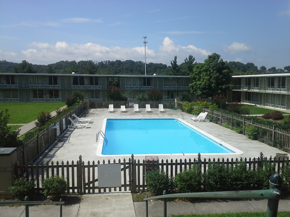 Americourt Extended Stays 2/38