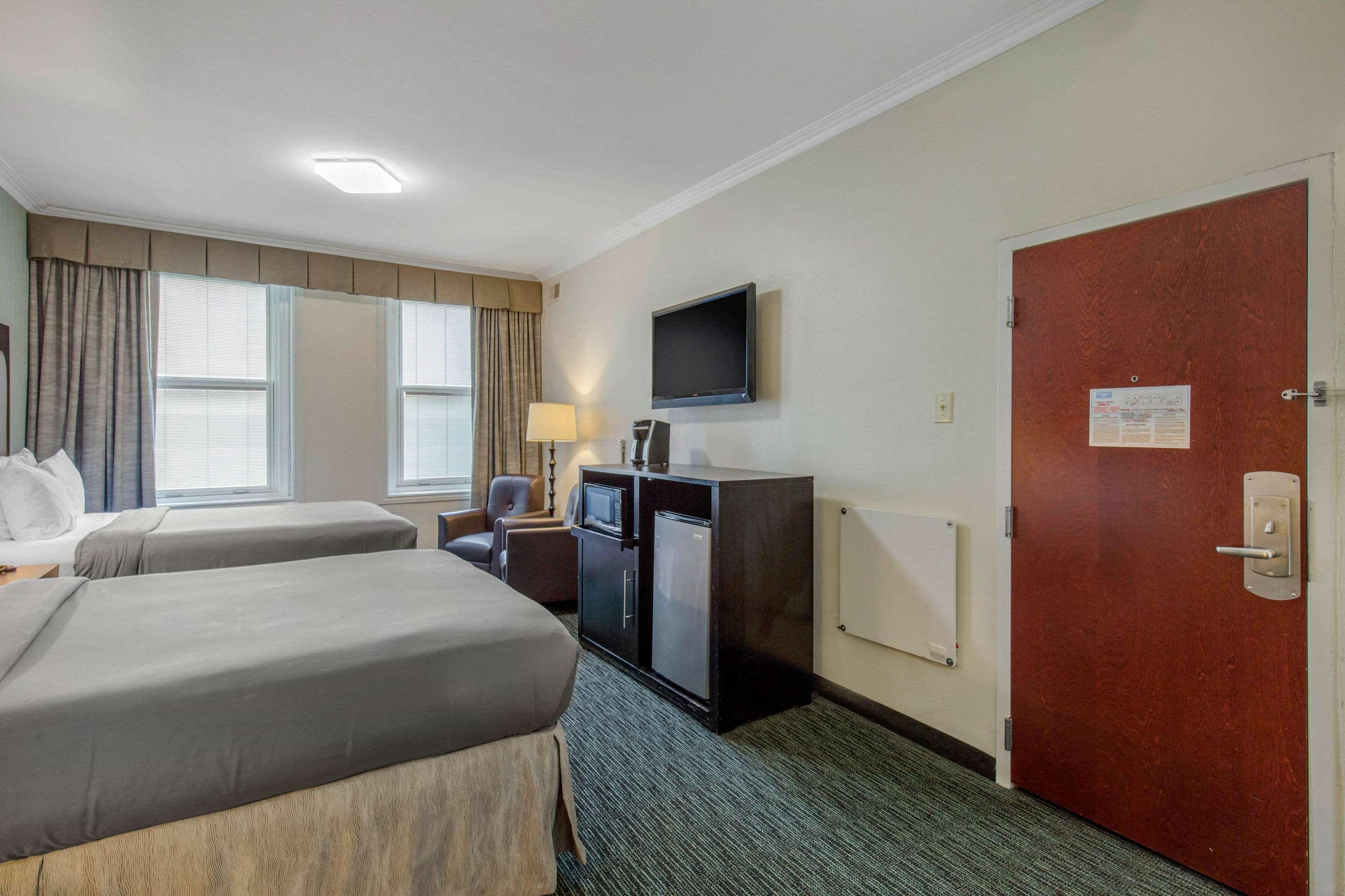 EFFICIENCY, 2 QUEEN BEDS