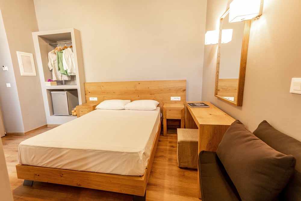 ROOM, DOUBLE BED