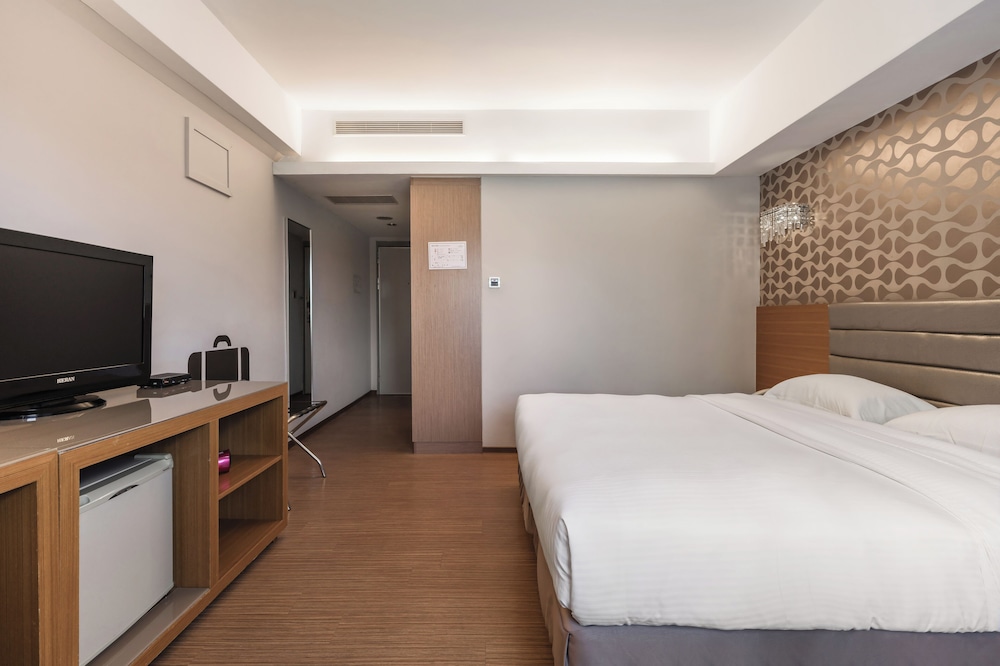 DELUXE, DOUBLE BED, BATHTUB