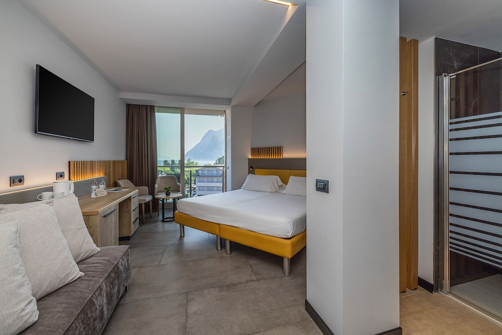 غرفة ديلوكس بسريرين منفصلين بإطلالة على البحيرة، Hotel Garda 4/10