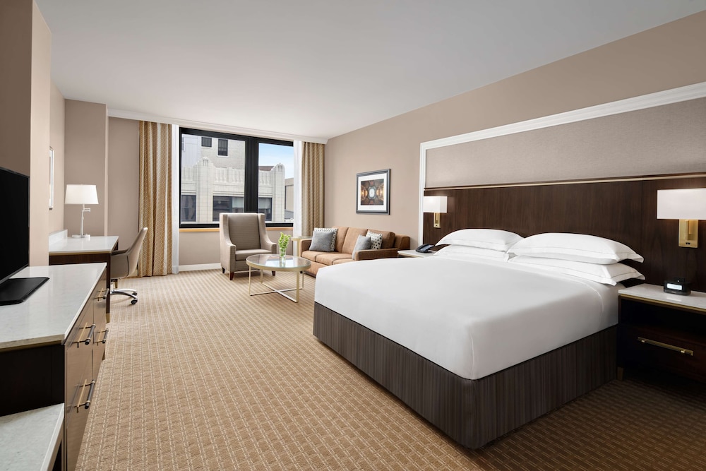 DELUXE, KING BED