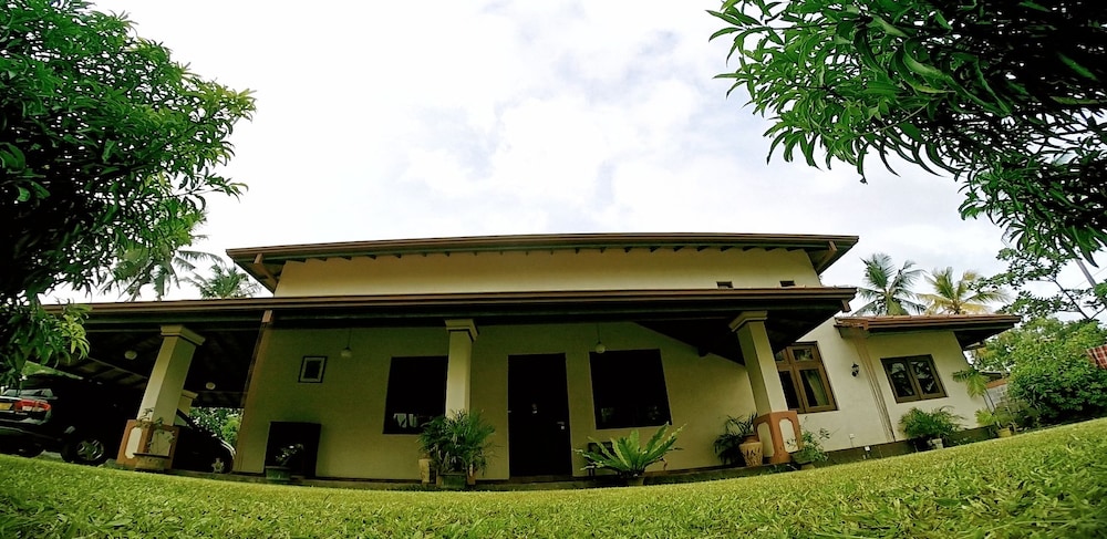 Airport Villa 5/57