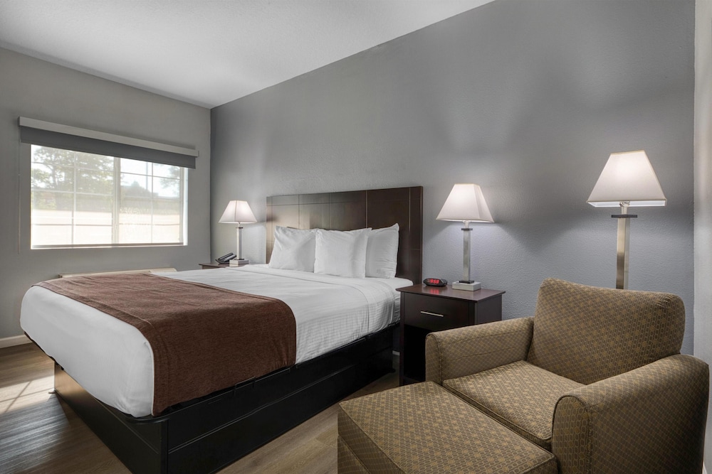غرفة قياسية بسرير كينج لذوي الإعاقة، Best Western Lake Conroe Inn 2/4