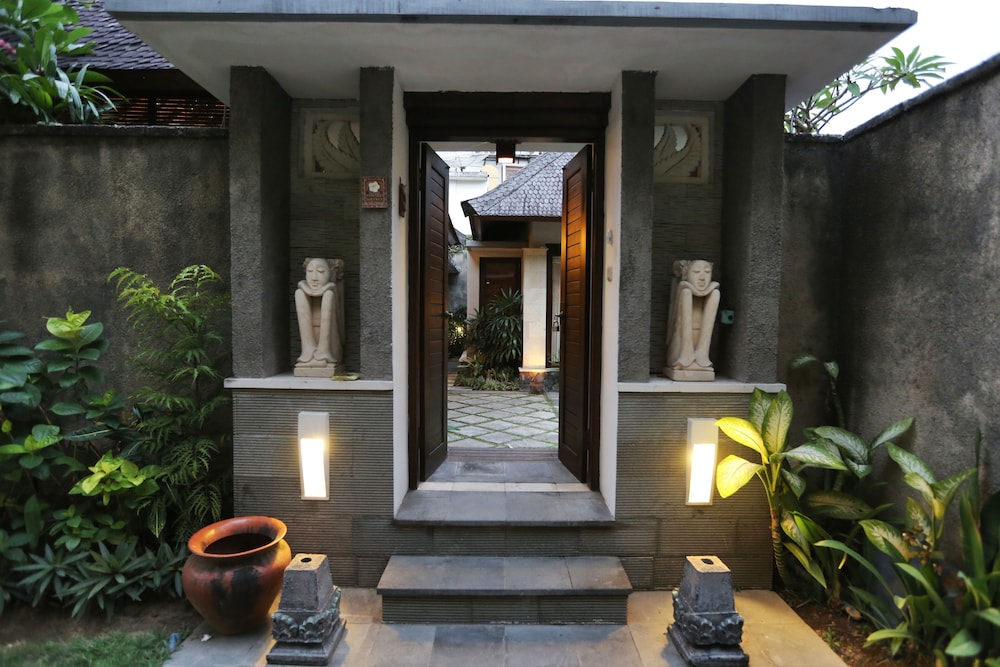 THE SANYAS SUITE 14/72