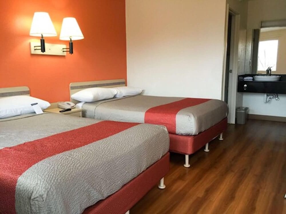 Motel6 Roseville, MN - Minneapolis North 18/33