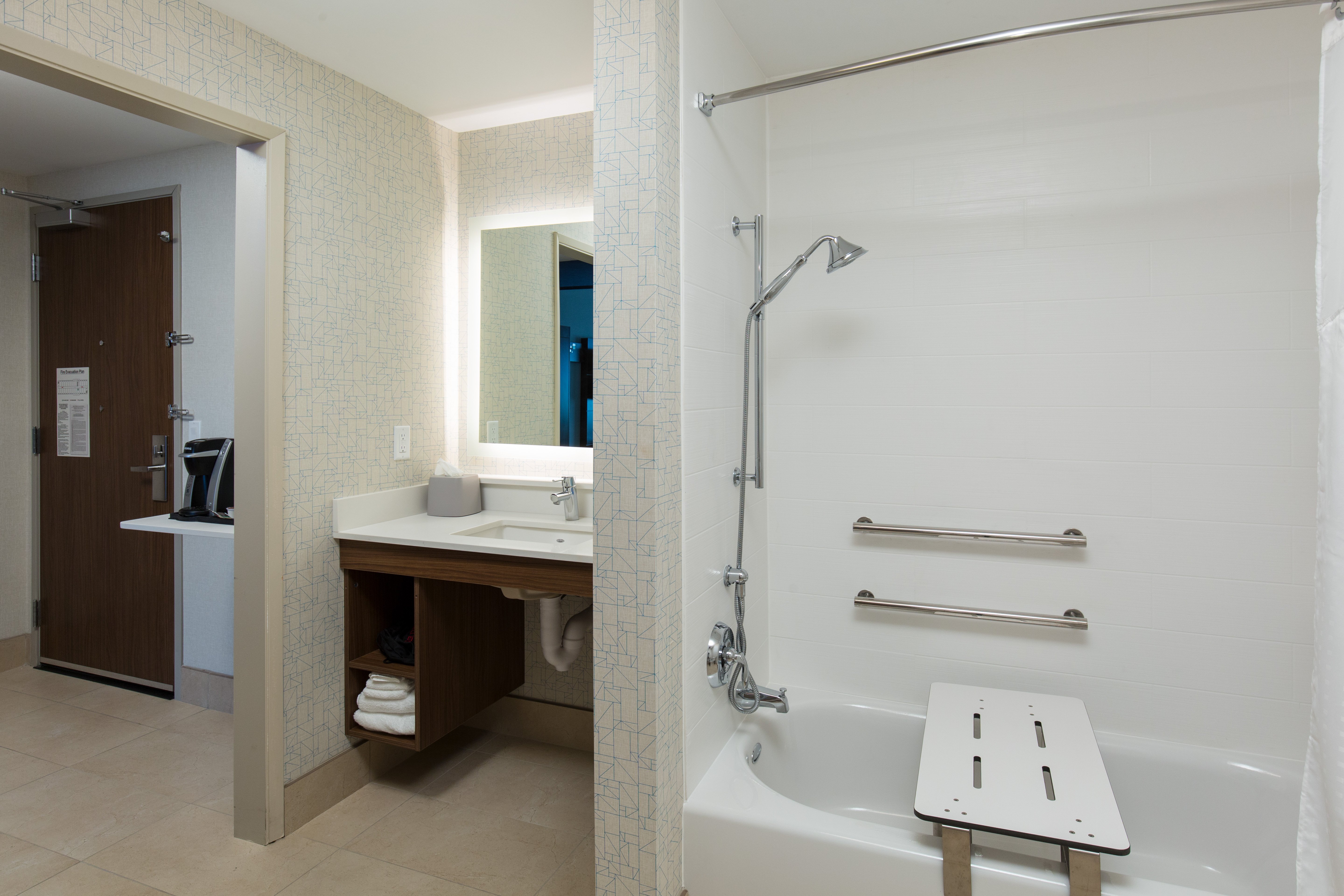 HOLIDAY INN EXPRESS VISALIA 27/28