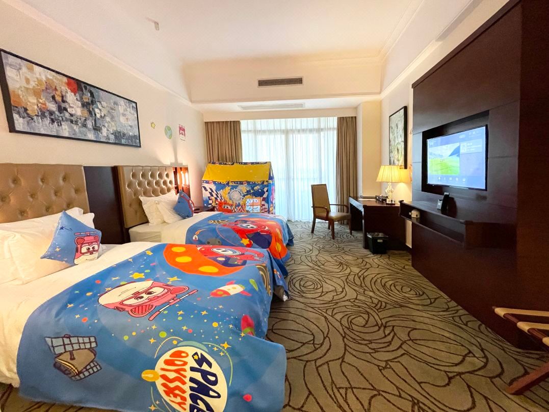 Theme, King Bed