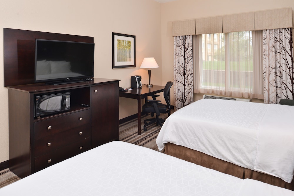 Holiday Inn Express Hotel And Suites Emporia Northwest 12/45