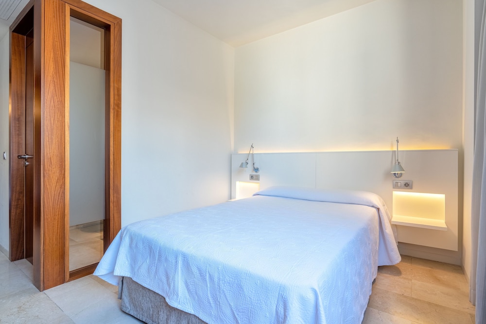 ROOM, SINGLE