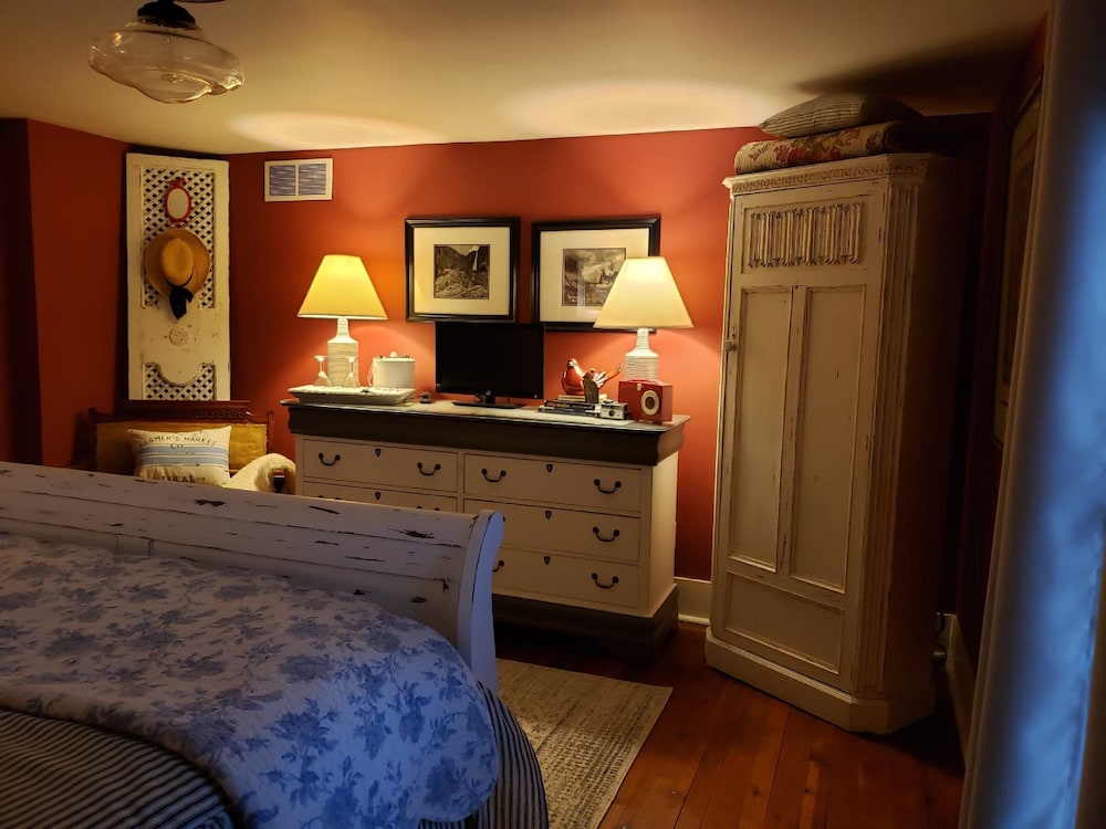 Applesauce Inn Bed and Breakfast 4/22