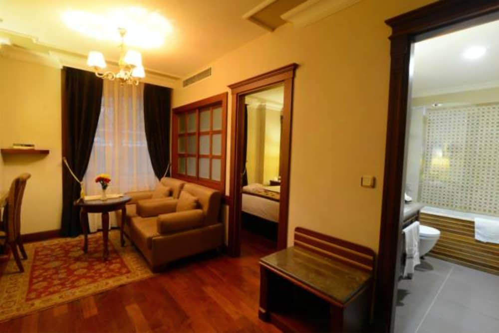 Glk Premier Regency Suites And Spa 52/74