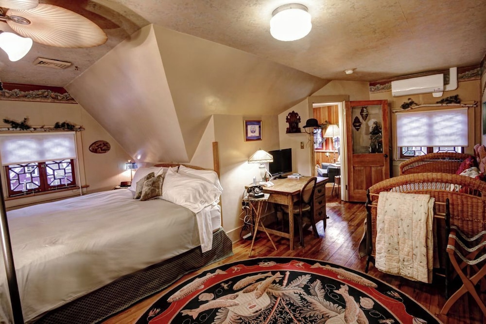 The Queen, A Victorian Bed and Breakfast 19/74