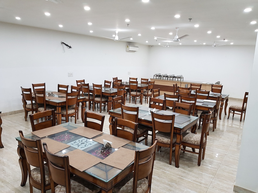 BlueNeck Sec 47 Near Medanta - The Medicity Gurugram 31/43