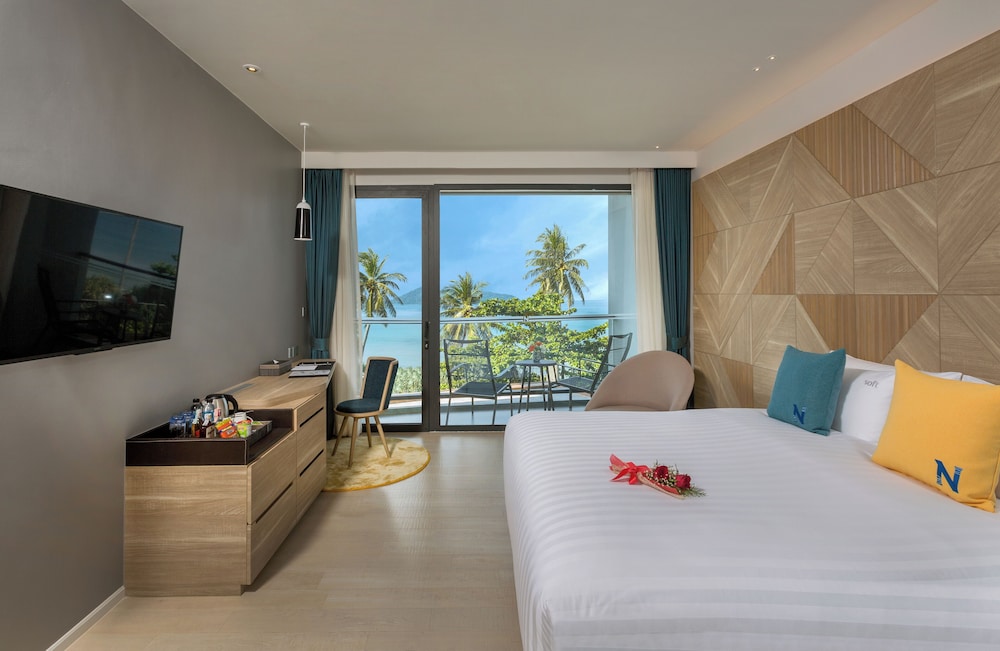 Deluxe Partial Sea View
