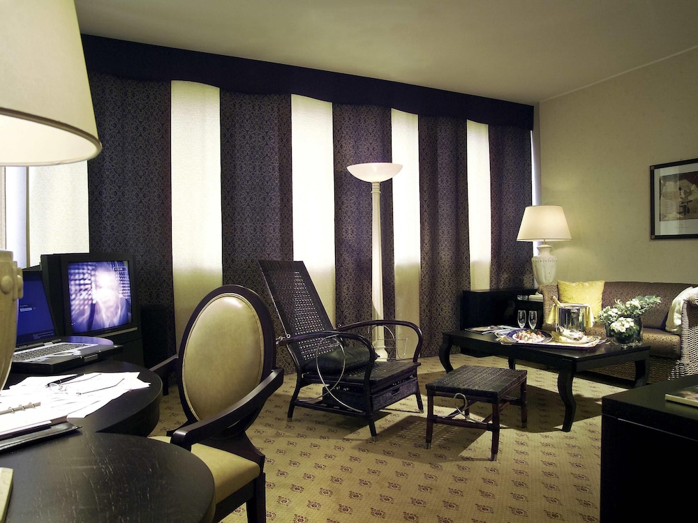 Mercure Roma West 64/73