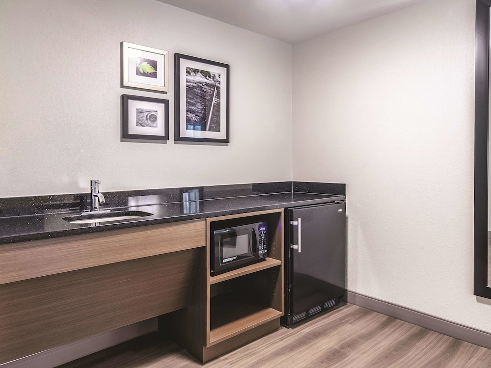 La Quinta Inn & Suites by Wyndham Myrtle Beach - N Kings Hwy 26/42
