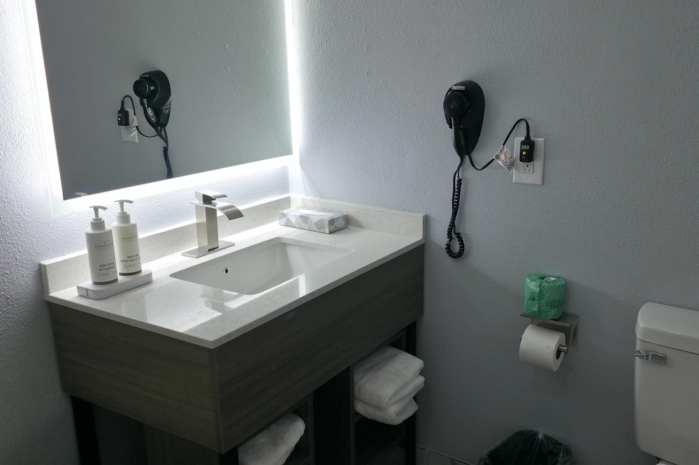 Baymont by Wyndham Louisville Southwest 32/34