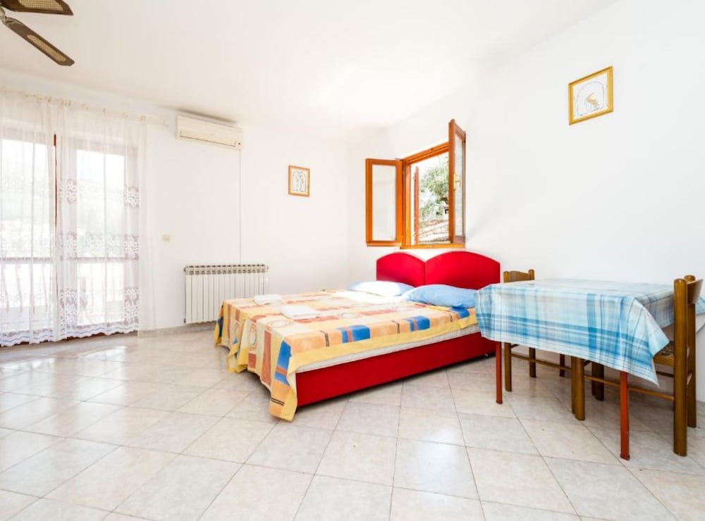 VILLA VALJALO 7/50