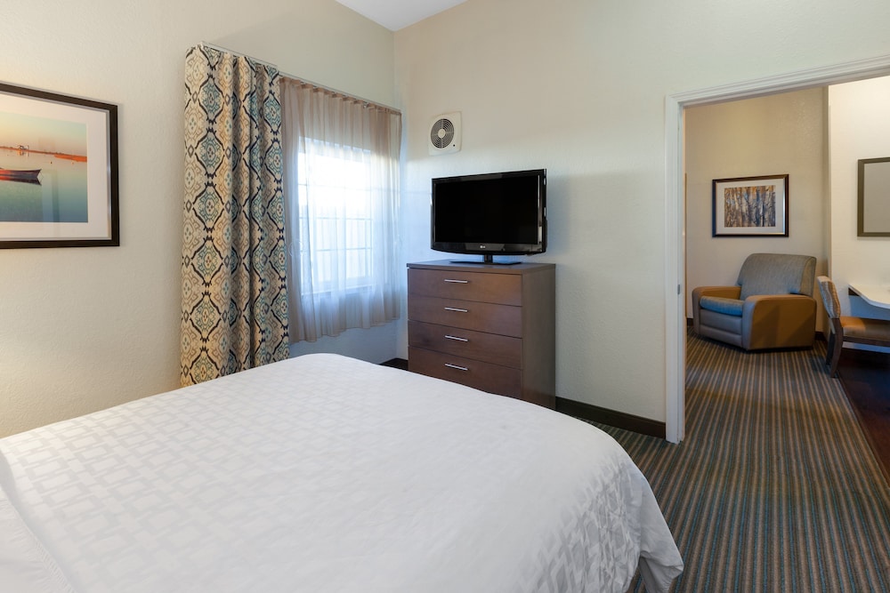 Candlewood Suites West Springfield 15/58