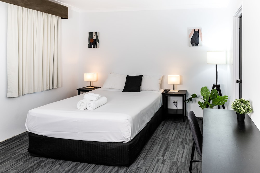 SUPERIOR, QUEEN BED