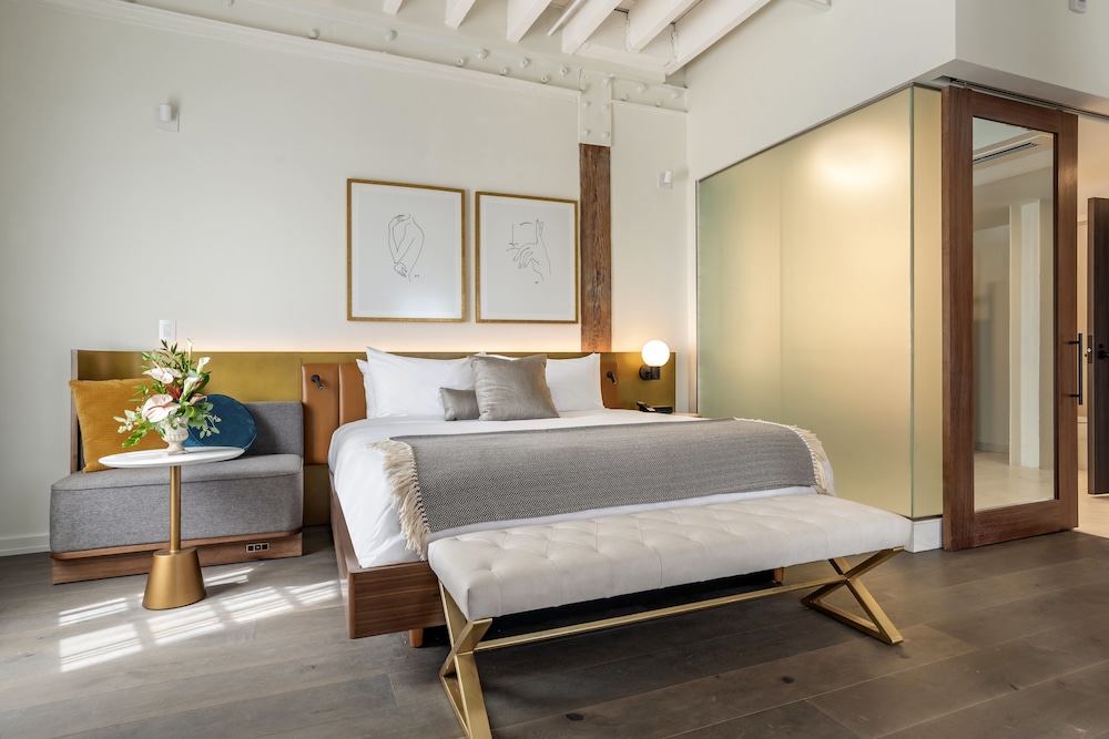 CRESCENT, SUITE