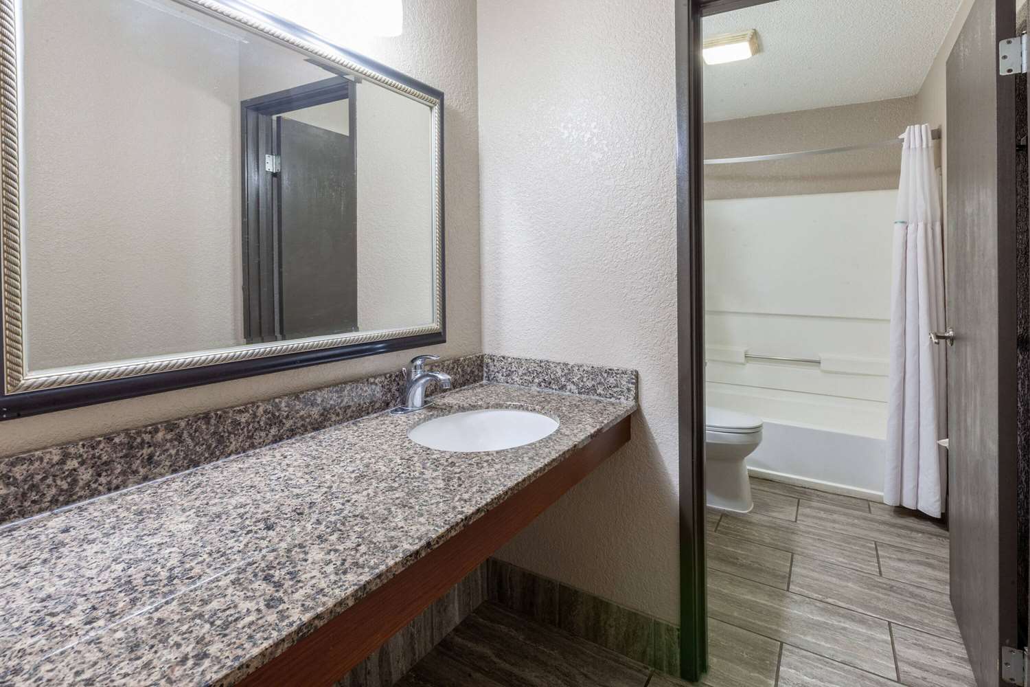 Super 8 By Wyndham Roseville/Detroit Area 41/44