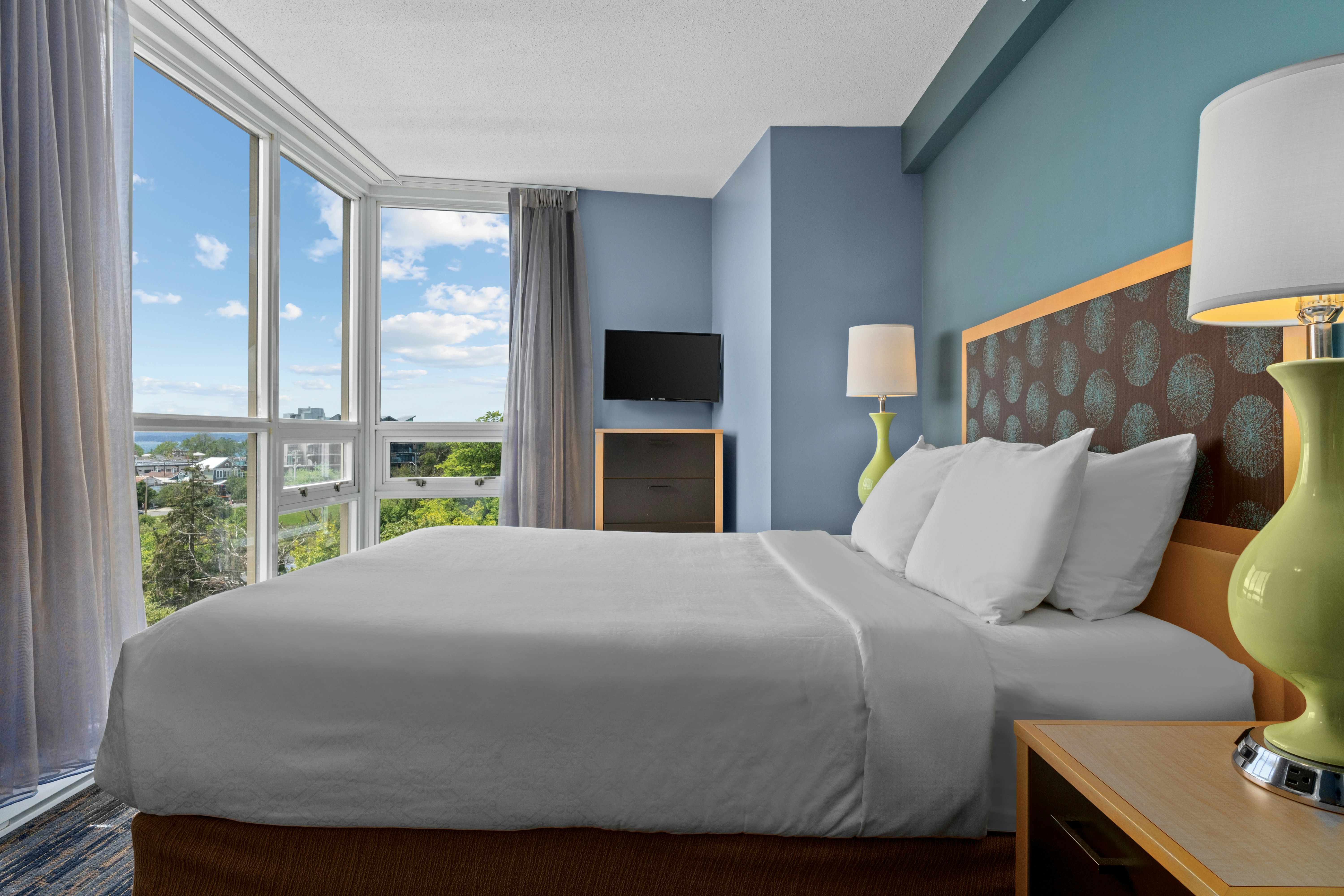 2 BEDROOMS, DELUXE