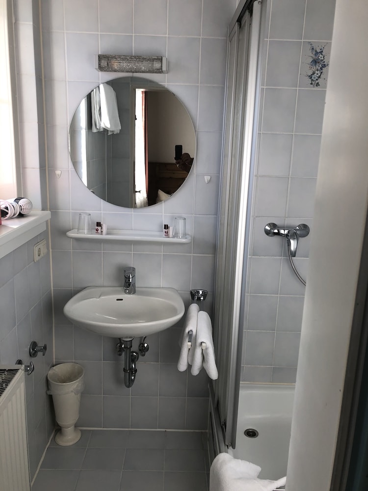 Hotel Roter Hahn Bed and Breakfast 38/44