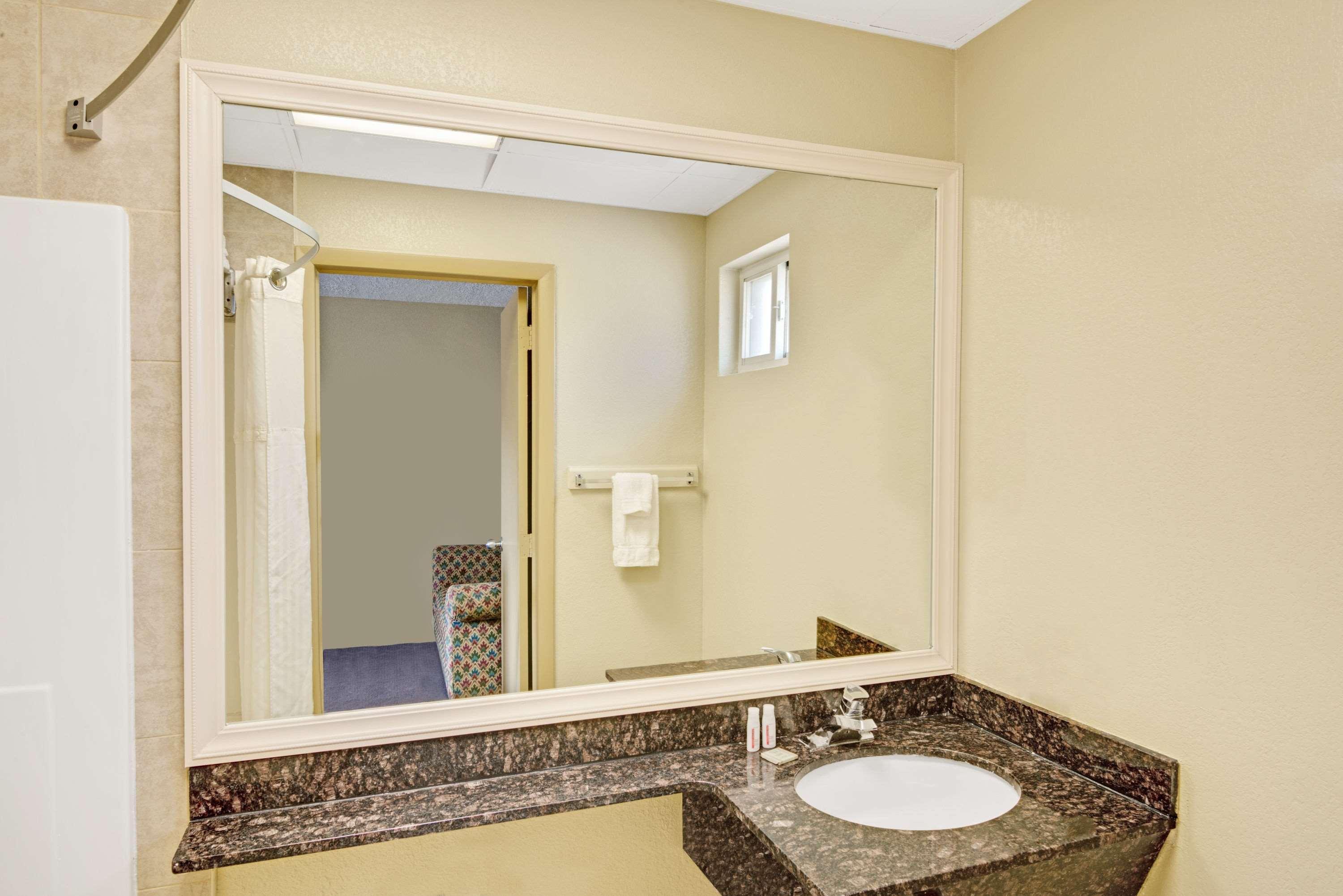 Super 8 By Wyndham Milford/New Haven 25/27