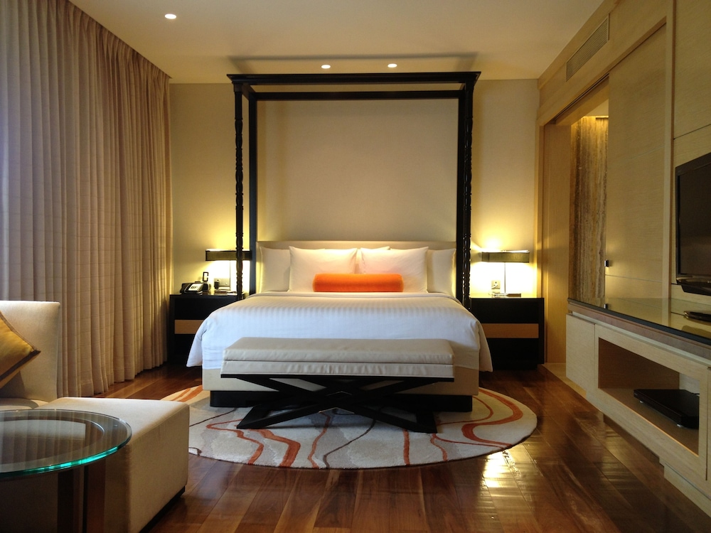 EXECUTIVE, SUITE, KING BED