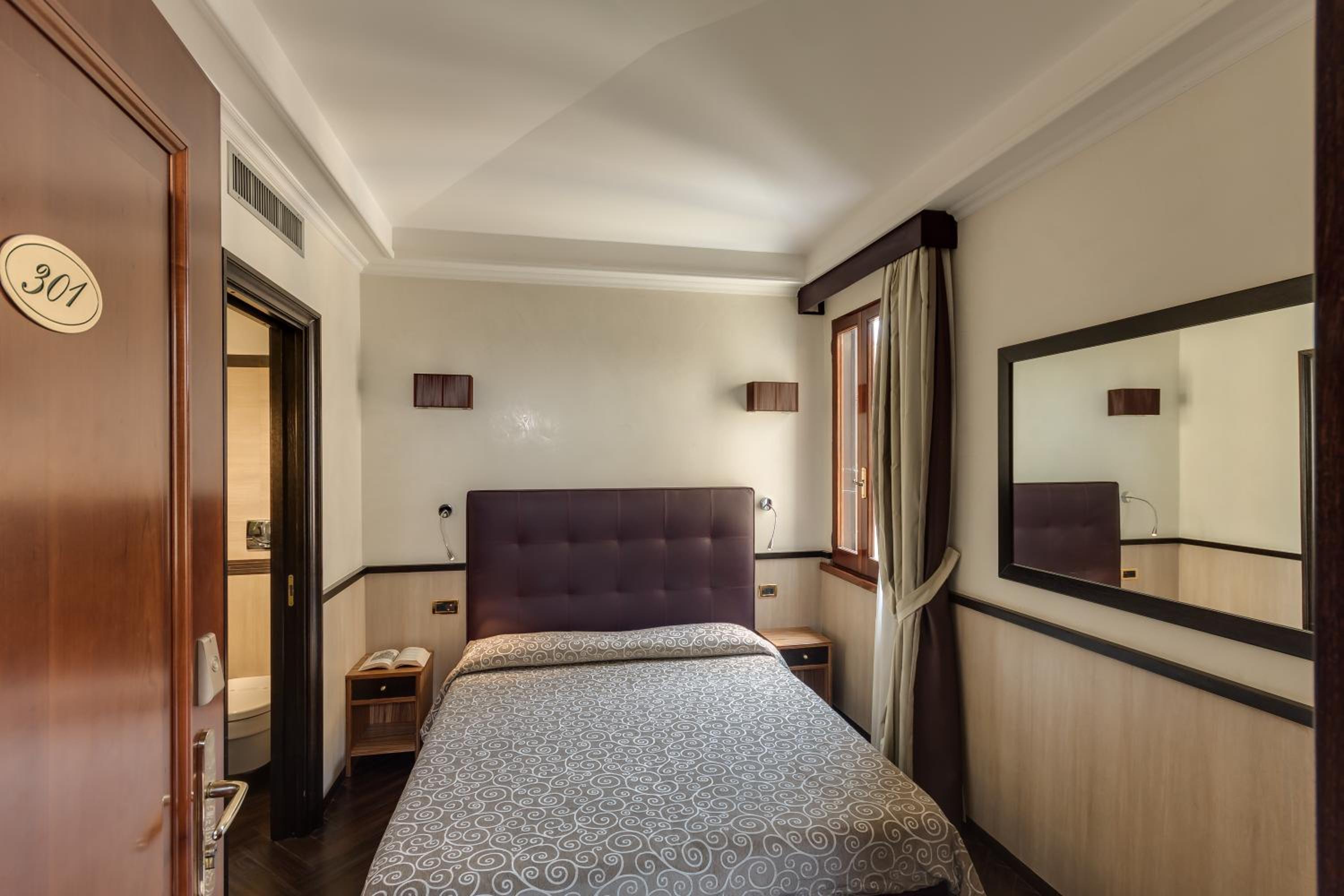 Room, Double or Twin Bed, Balcony, Hotel Borromeo 2/5