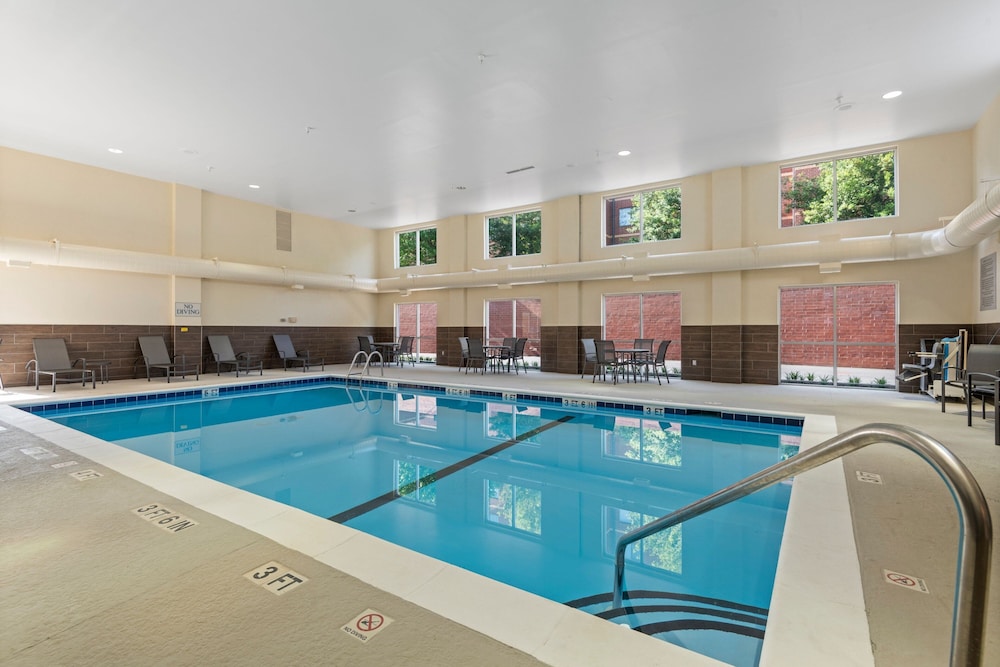 Fairfield Inn Suites Hickory 21/40