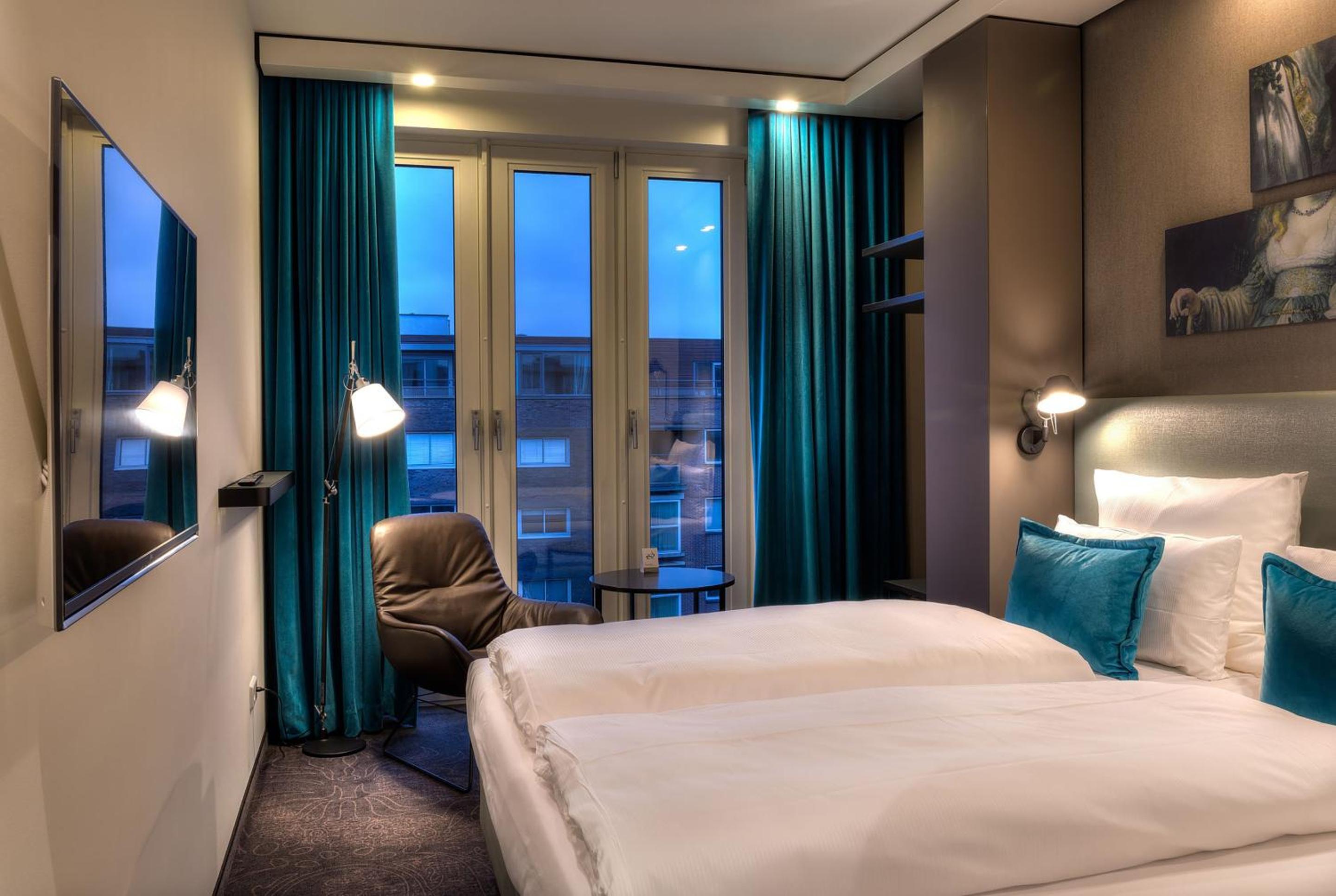 غرفة قياسية بسرير كوين، Motel One Amsterdam-Waterlooplein 4/7
