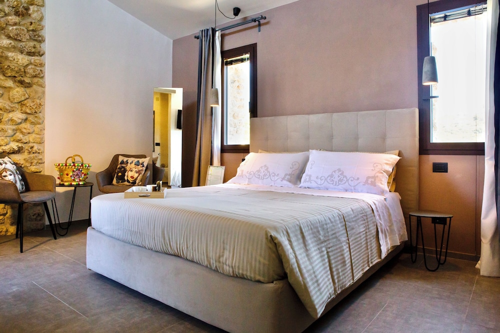 DELUXE, KING BED, GARDEN VIEW