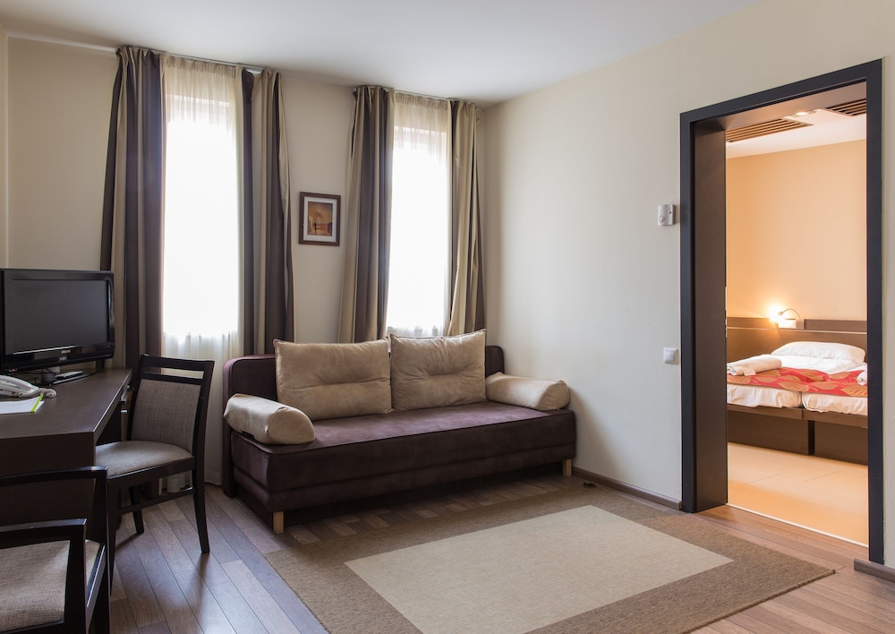 CE Plaza Hotel 21/33
